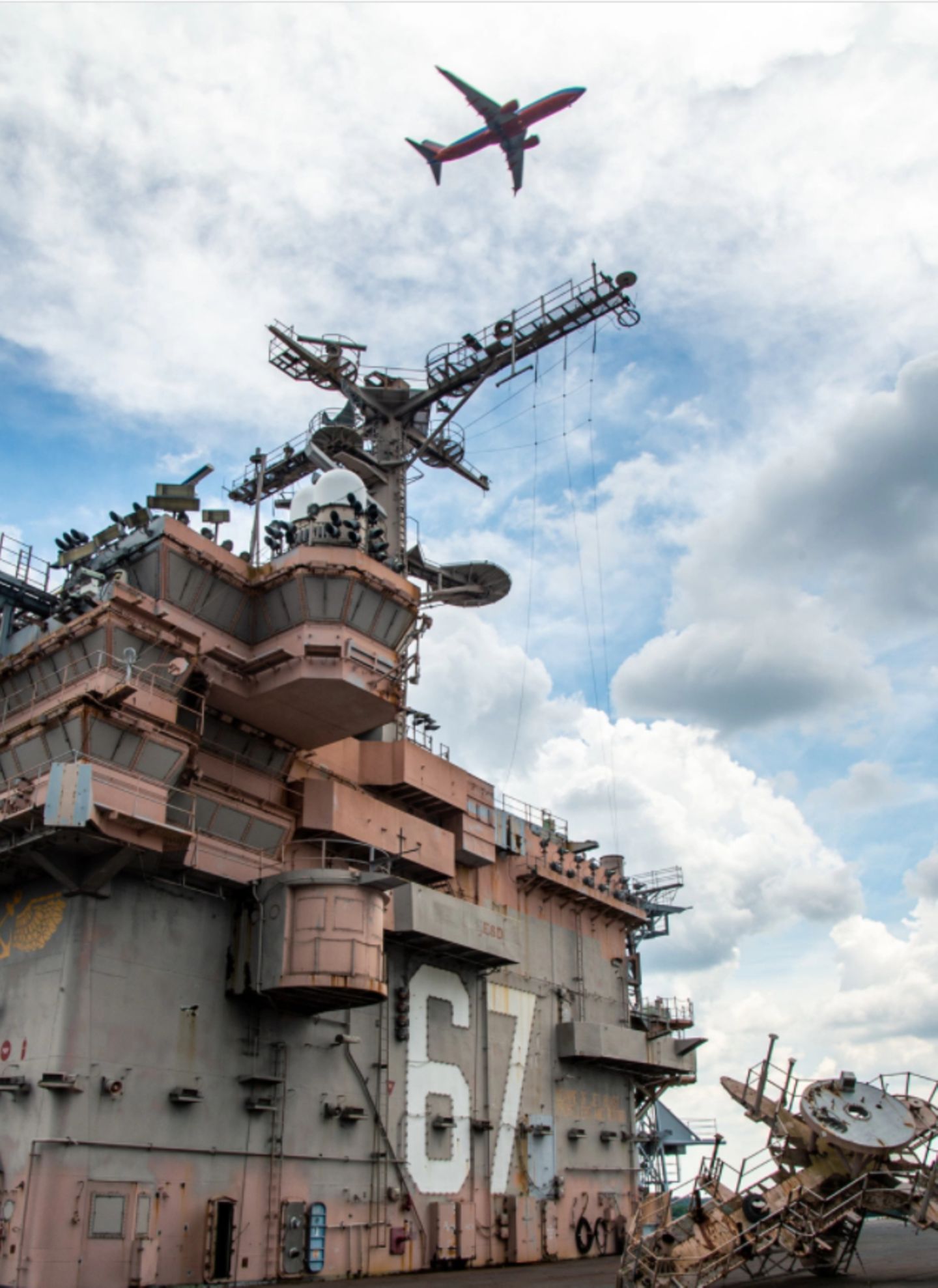 Die Navy hatte große Schwierigkeiten den Träger schwimmfähig zu halten, es gab Auseinandersetzungen wegen der Gefahren für die Gewässer. 