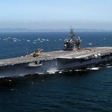 Die USS "Kitty Hawk" in japanischen Gewässern.