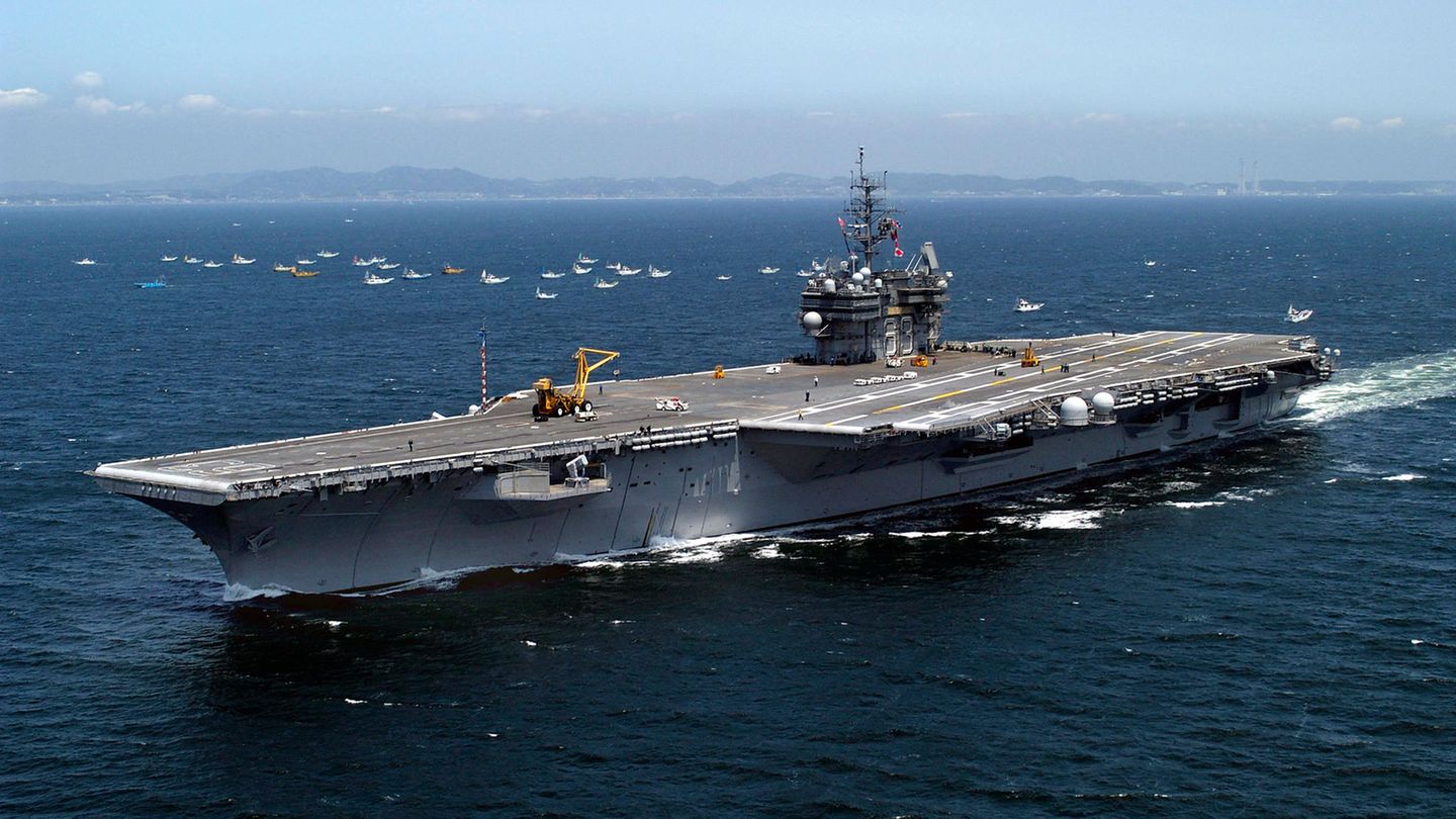 Die USS "Kitty Hawk" in japanischen Gewässern.