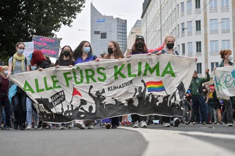 Teilnehmerinnen einer Demonstration der Bewegung "Fridays for Future"
