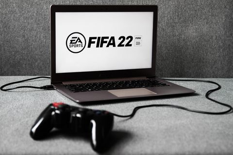 Ein Computerbildschirm mit der Aufschrift FIFA 22