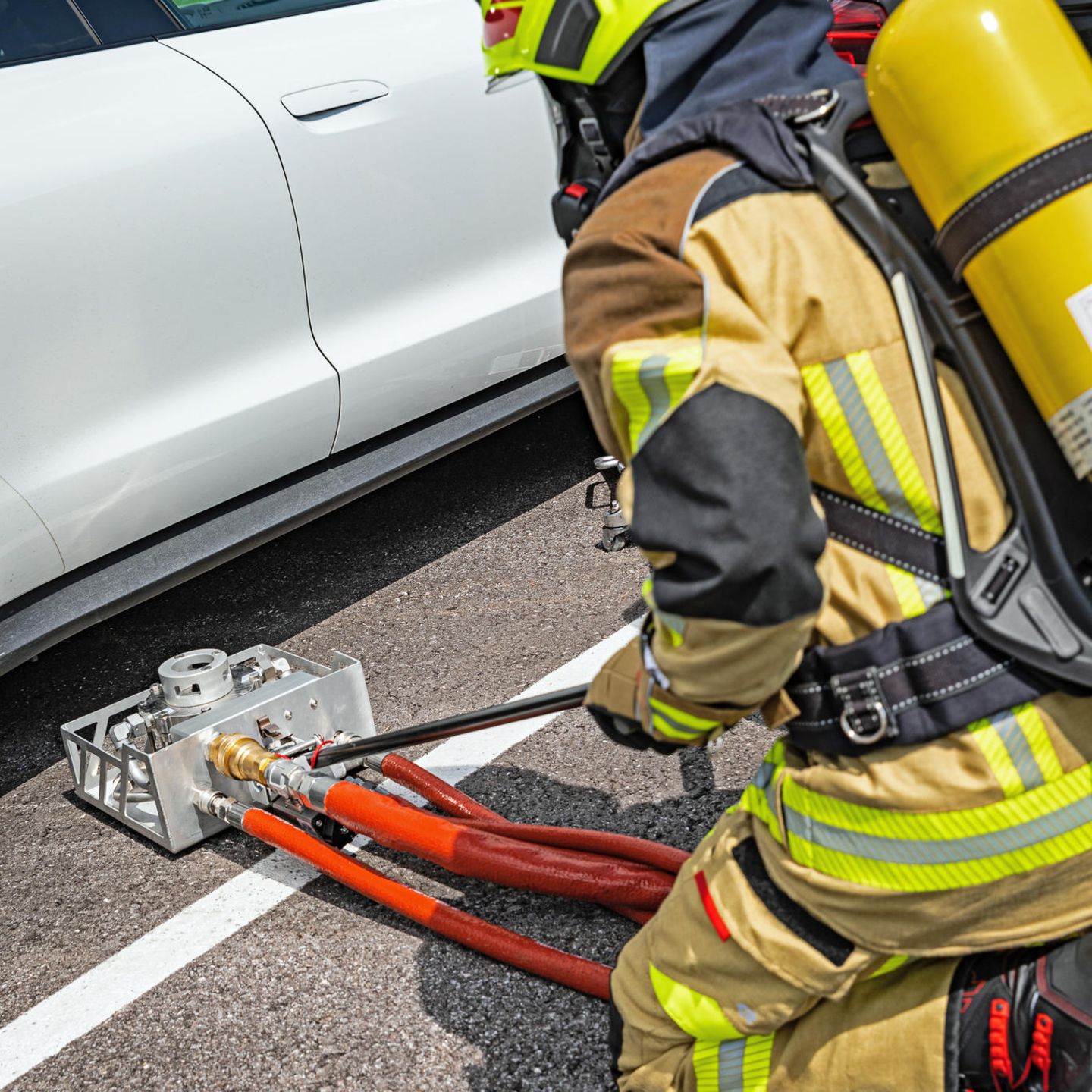 Neues Löschsystem von Rosenbauer für brennende Elektroauto-Akkus