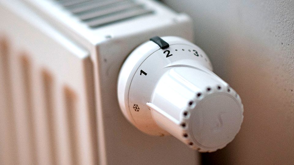 Heizkosten Sparen – Fünf Fehler, die Sie beim Heizen vermeiden sollten Ein weißer Heizungsradiator wird von der Seite gezeigt