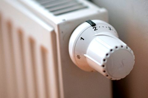 Ein weißer Heizungsradiator wird von der Seite gezeigt