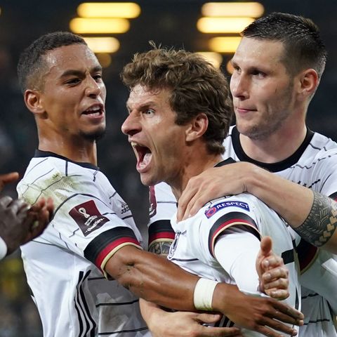 Deutschlands Thomas Müller (M) bejubelt sein Tor zum 2:1 mit Thilo Kehrer (l) und Niklas Süle