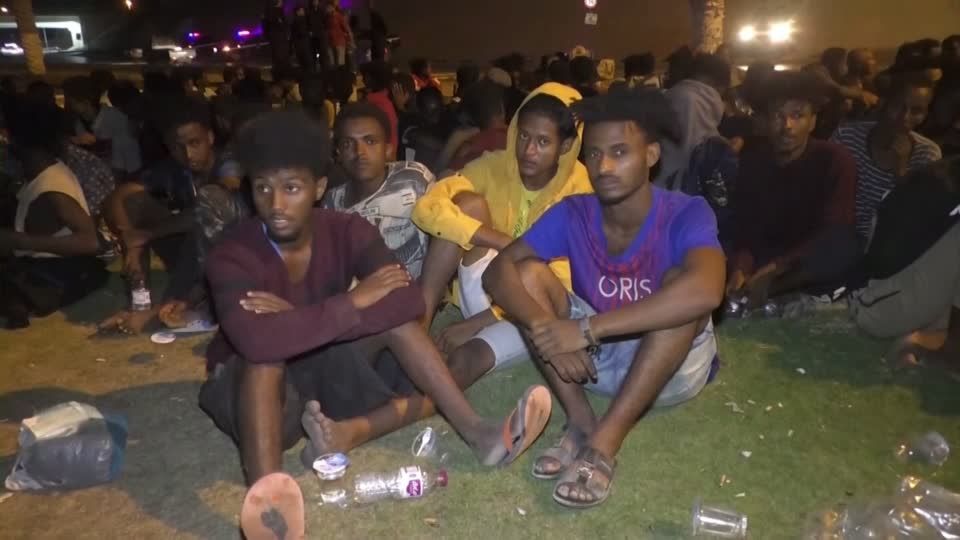 Video: Libyen: Migranten fliehen aus überfüllten Lagern