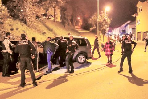 Polizisten versuchen eine Schlägerei zwischen zwei größeren Gruppen von Anwohnern und Unterstützen zu beruhigen