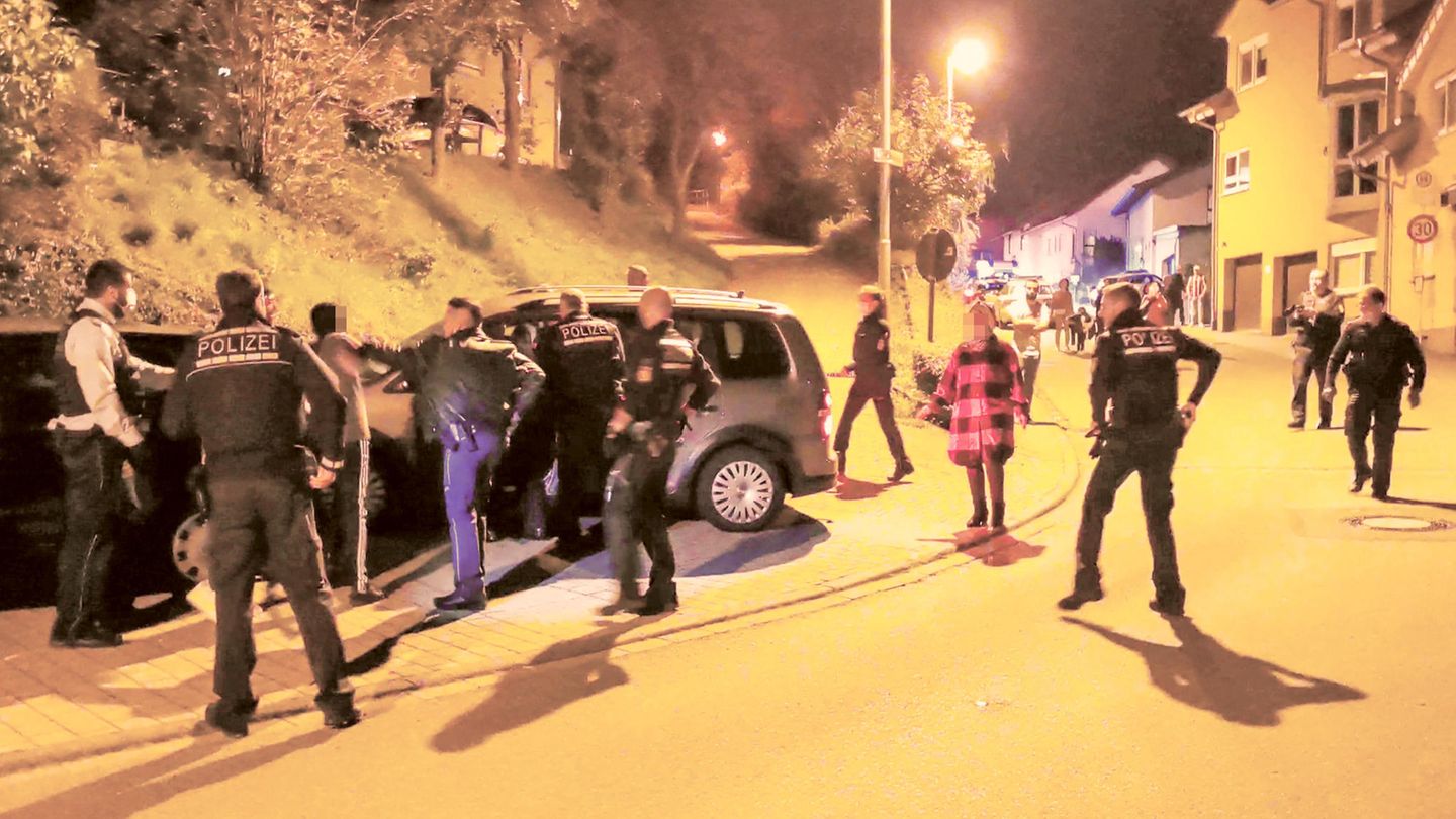 Polizisten versuchen eine Schlägerei zwischen zwei größeren Gruppen von Anwohnern und Unterstützen zu beruhigen