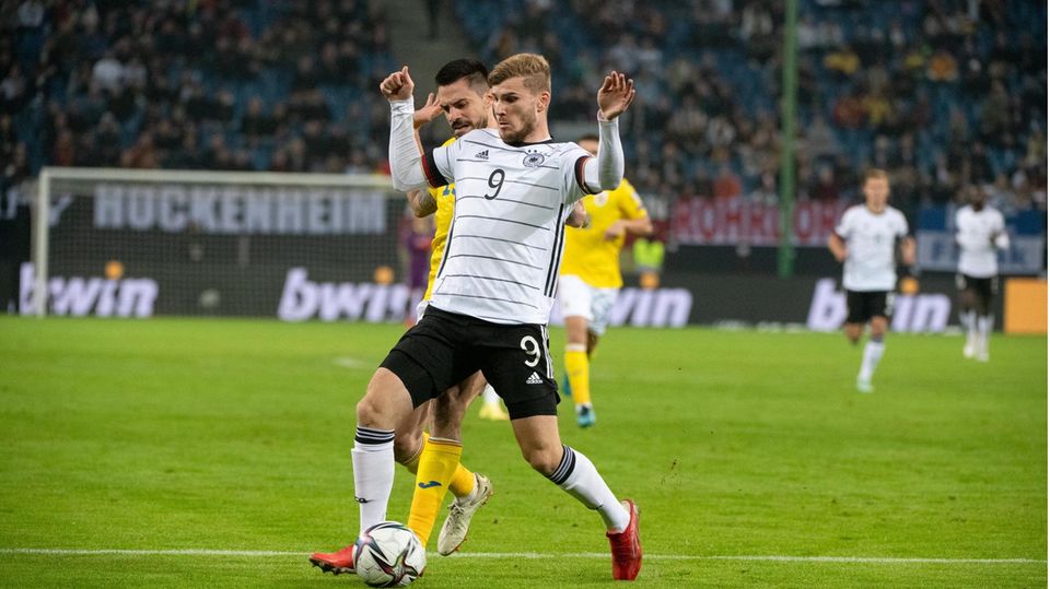 Timo Werner im Zweikampf mit Andrei Burca Timo Werner im Zweikampf mit Andrei Burca