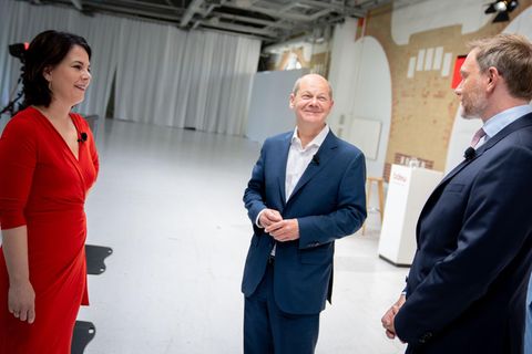 Annalena Baerbock (l.), Olaf Scholz (M.) und Christian Lindner bei einer Veranstaltung im Juni