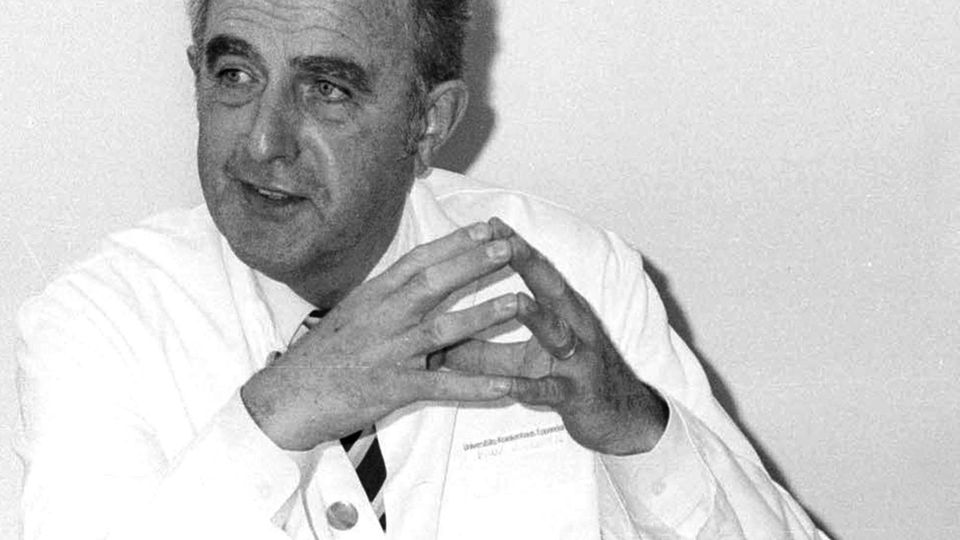 Rechtsmediziner Werner Janssen auf einem Schwarz-Weiß-Foto von 1985