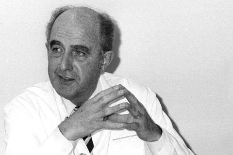 Rechtsmediziner Werner Janssen auf einem Schwarz-Weiß-Foto von 1985