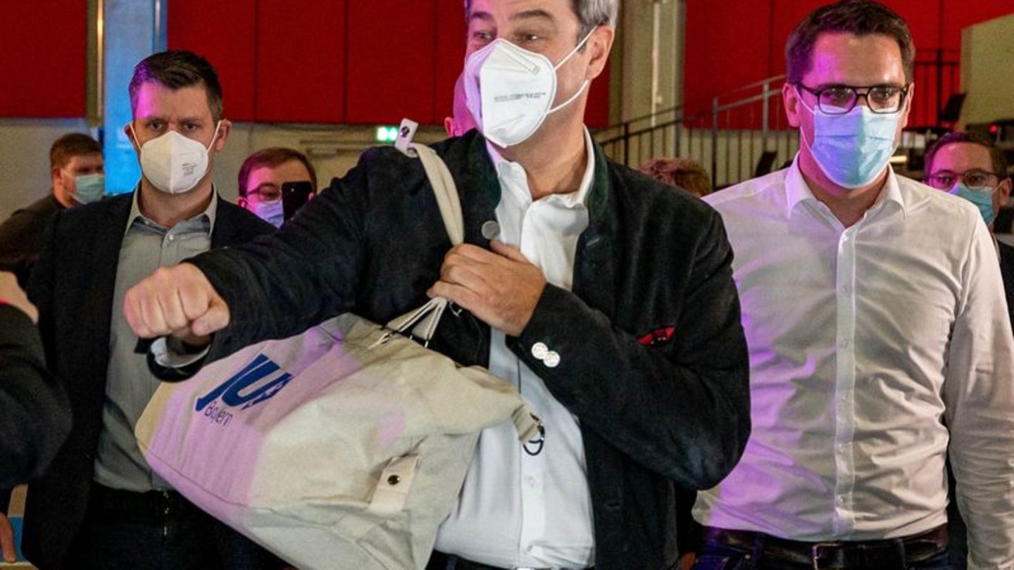 Markus Söder (l.), CSU-Vorsitzender, geht neben Christian Doleschal (r.), JU-Vorsitzender in Bayern