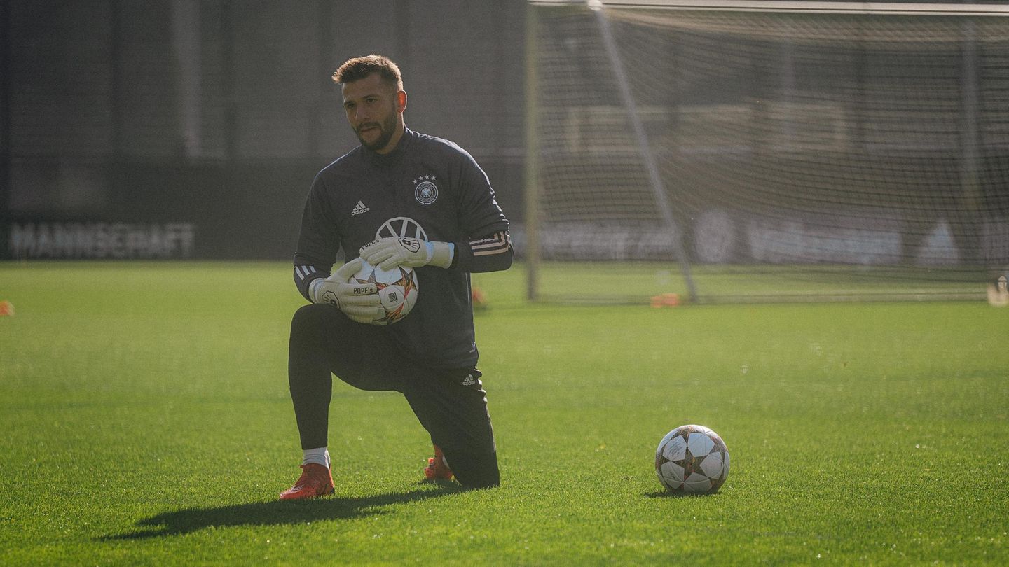 DFB team: HSV keeper Daniel Heuer Fernandes training the national team