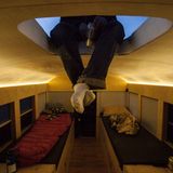 Hank Bulitta feiert die Fertigstellung in der Dachluke. In der Wandverkleidung ist eine LED-Beleuchtung integriert.