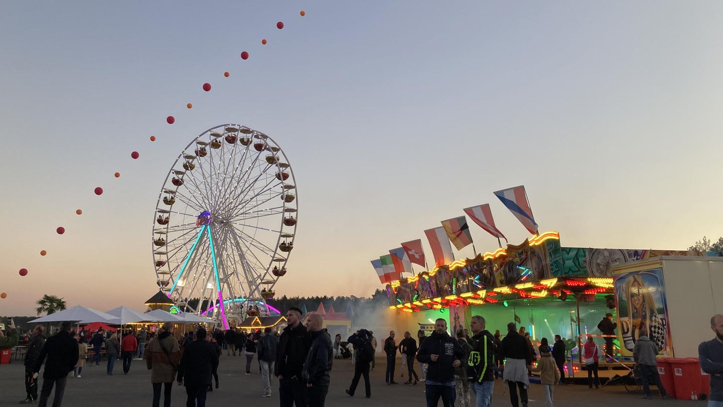 Bis zu 9000 Besucher durften gleichzeitig am Samstag auf das Gelände. Die Tickets für die Veranstaltung wurden vorab verlost, mehreren zehntausend Menschen hatten sich darauf beworben.