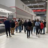 Großer Andrang herrschte am Samstag in der Tesla Gigafactory in Grünheide, östlich von Berlin. Beim Tag der offenen Tür öffneten auch die Fabrikhallen für die Besucher. 