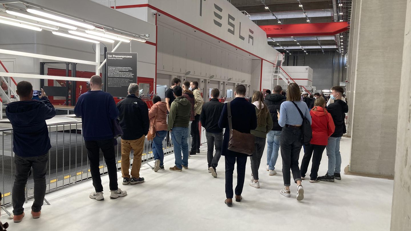 Großer Andrang herrschte am Samstag in der Tesla Gigafactory in Grünheide, östlich von Berlin. Beim Tag der offenen Tür öffneten auch die Fabrikhallen für die Besucher. 