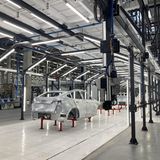 Firmengründer Elon Musk hatte die sogenannte Giga Factory Ende 2019 angekündigt und in weniger als zwei Jahren errichtet. Dort sollen künftig etwa 12.000 Mitarbeiter bis zu 500.000 Elektroautos im Jahr bauen.