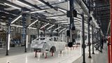 Firmengründer Elon Musk hatte die sogenannte Giga Factory Ende 2019 angekündigt und in weniger als zwei Jahren errichtet. Dort sollen künftig etwa 12.000 Mitarbeiter bis zu 500.000 Elektroautos im Jahr bauen.