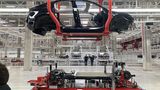 Noch sind die Bauarbeiten in der Fabrik nicht beendet, Ende 2021 sollen hier die ersten Tesla-Autos vom Band laufen. 