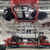Noch sind die Bauarbeiten in der Fabrik nicht beendet, Ende 2021 sollen hier die ersten Tesla-Autos vom Band laufen. 