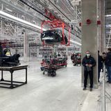 Nahezu alle Teile sollen laut Unternehmensangaben an Ort und Stelle produziert werden, um von Zulieferern möglichst unabhängig zu werden. Neben dem Autowerk entsteht eine Batteriefabrik, die aber noch nicht fertig ist.