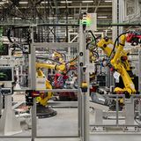 Roboter fertigen in der Halle Teile für das Model Y. Das Mittelklasse-SUV ist seit Mitte des Jahres auf dem Markt.