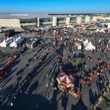 Auf dem Außengelände erinnert das Gigafest mehr an ein Volksfest. Für Kinder gibt es Fahrten mit Tesla-Bobbycars, für die großen Autofans ein Riesenrad und Autoscooter.