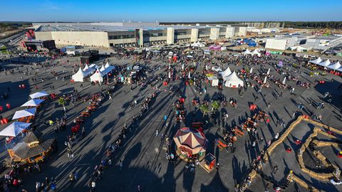 Auf dem Außengelände erinnert das Gigafest mehr an ein Volksfest. Für Kinder gibt es Fahrten mit Tesla-Bobbycars, für die großen Autofans ein Riesenrad und Autoscooter.