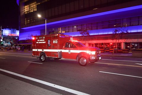 Ein Feuerwehrauto in Los Angeles fährt bei Dunkelheit