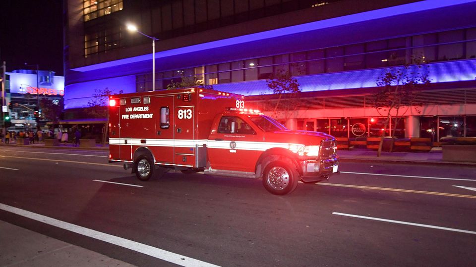 Ein Feuerwehrauto in Los Angeles fährt bei Dunkelheit