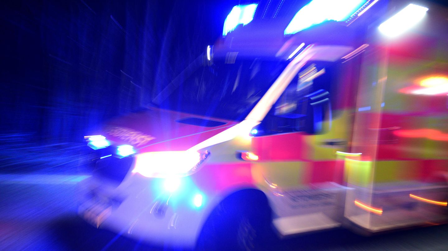 Österreich: Betrunkener Patient türmt mit Rettungswagen Ein Rettungswagen bei Nacht
