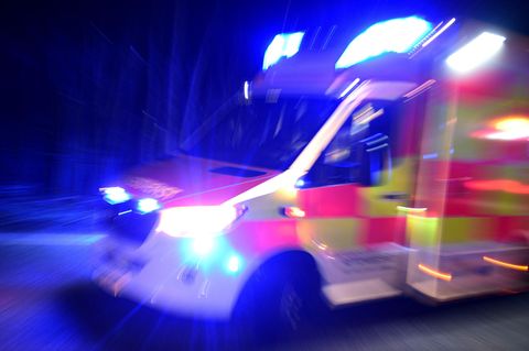 Ein Rettungswagen bei Nacht