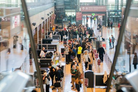 Wartende Menschen am Flughafen