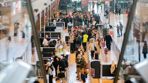 Wartende Menschen am Flughafen