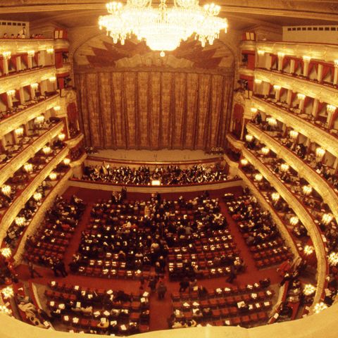 Im Moskauer Bolschoi-Theater ist am Samstag ein Darsteller bei einer Aufführung ums Leben gekommen.