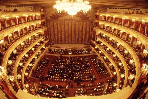 Im Moskauer Bolschoi-Theater ist am Samstag ein Darsteller bei einer Aufführung ums Leben gekommen.