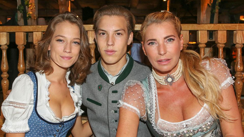 Giulia Siegel (r.) mit ihren Kindern Mia und Nathan