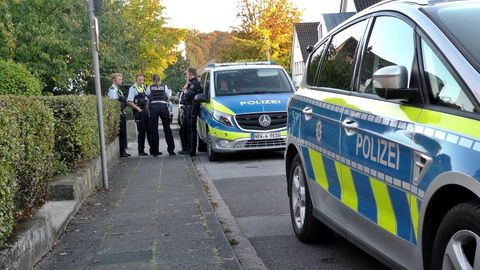 Einsatzkräfte der Polizei besprechen das Vorgehen in Leichlingen.