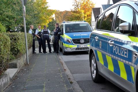 Einsatzkräfte der Polizei besprechen das Vorgehen in Leichlingen.