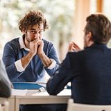 Es ist verlockend, auf eine sehr offen gestellte Frage ausufernd zu antworten. Immerhin nimmt man so Zeit von der Uhr. Aber ob nun den Lebenslauf mit allen Details oder den aktuellen Arbeitsalltag - den potentiellen neuen Arbeitgeber interessiert das nicht. Daher sollte jede Antwort zwischen 30 Sekunden und höchstens einer Minute liegen. 