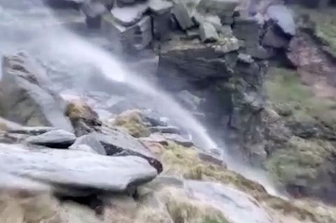 Heftige Sturmböen: Dieser Wasserfall fließt von unten nach oben