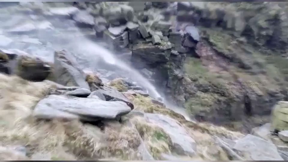 Heftige Sturmböen: Dieser Wasserfall fließt von unten nach oben Heftige Sturmböen: Dieser Wasserfall fließt von unten nach oben