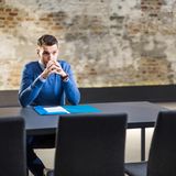 Die Frage "Nennen Sie Personen, deren Karriere Sie gefördert haben" hat es in sich. Denn natürlich will man nicht egoistisch erscheinen, sondern zeigen, wie sehr man anderen hilft. Doch: Wer hier nur Personen nennt, die in der Hierarchie über einem stehen, der wird als wenig unterstützend wahrgenommen. Diese Personen schulden gefühlt alle noch einen Gefallen. Wer aber Untergebene nennt, zeigt, dass man in der Lage ist, auch ohne erwartbaren Vorteil für die eigene Karriere zu unterstützen. 