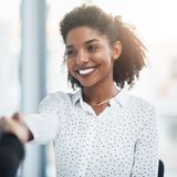 Ein Klassiker der Bewerbungsfragen: Wo liegen Ihre Schwächen?   Wer sich elegant aus der Affäre ziehen will, bereitet diese Frage clever vor und sucht sich abseits des beruflichen Umfelds zwei Schwächen aus, die nicht ins Gewicht fallen. Sich Namen schlecht merken zu können oder nervös bei Vorträgen zu sein, sind so Schwächen, die Sie nicht den Job kosten werden. Auch gut: Direktheit, Dickköpfigkeit oder zu wenig Berufserfahrung. 