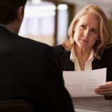 Sie wollen eine freundliche Gesprächsumgebung - da ist es hilfreich, wenn Sie negative Ausdrücke wie "Fehler", "fürchterlich", "hassen" nicht benutzen. Statt eines Fehlers, den Sie begangen haben, arbeiten Sie daran, besser zu werden. Es war nicht fürchterlich, sondern Sie hatten es sich anders vorgestellt. Und Sie hassen etwas nicht, sondern Ihnen ist etwas anders wichtig. Üben Sie am besten die Ausdrucksweise, dann fällt es im Vorstellungsgespräch leichter.