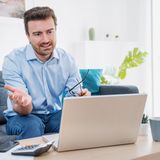 Mann bei einem digitalen Bewernungsgespräch