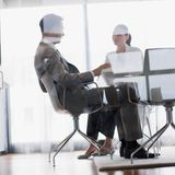 Im Team knarscht es gewaltig, der Unmut ist groß, was tun Sie? Selbst Mitarbeitenden, die keine Führungsverantwortung haben, wird diese Frage gestellt. Denn ein harmonisches Arbeitsklima ist den Personalern wichtig. Gibt es Stress im Team, leidet die Arbeit von allen. Daher sollte ihre Lösung auch alle einbeziehen: Ein Teamgespräch ansetzen, gemeinsam die Lage erörtern und die Arbeit im Team neu verteilen, damit niemand überfordert wird.