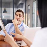 Es ist meist eine Frage zum Ende des Gesprächs und sie ist gemein: Warum sollten wir Sie einstellen? Was mitschwingt, ist die Frage, warum Sie und nicht einen anderen Bewerber? Das setzt natürlich unter Druck - und das ist genauso gewollt. Daher: Durchatmen und ruhig bleiben, Stärken noch einmal final zusammenfassen und im besten Fall mit den Anforderungen aus der Stellenanzeige verknüpfen.